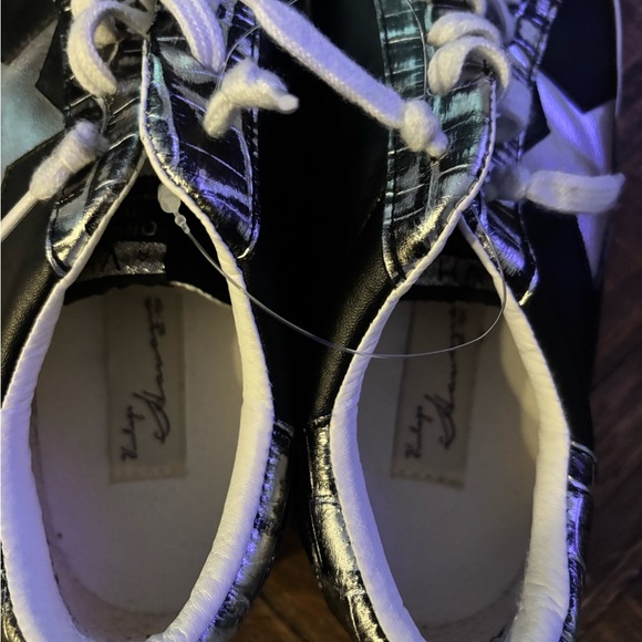 VINTAGE HAVANA
Women's Patricia Sneaker Size 10 Great Condition - Picture 10 of 13